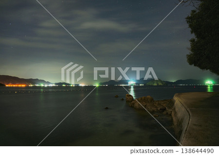 夜晚的內陸海，被船隻的燈光照亮。 138644490
