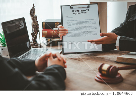 Lawyers or legal experts advise and advise on signing business contracts. or real estate trading to citizens or businessmen Lawyers or legal experts advise and advise on signing business contracts. or real estate trading to citizens or businessmen 138644663