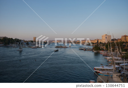 尼羅河和阿斯旺市全景。 尼羅河和阿斯旺市全景。 138644751