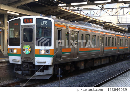 Shin'etsu Main Line 211 series train (Shin'etsu Main Line 140th Anniversary Commemorative Headmark) 138644989