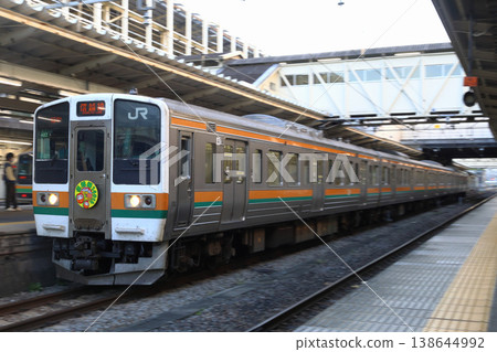 Shin'etsu Main Line 211 series train (Shin'etsu Main Line 140th Anniversary Commemorative Headmark) 138644992