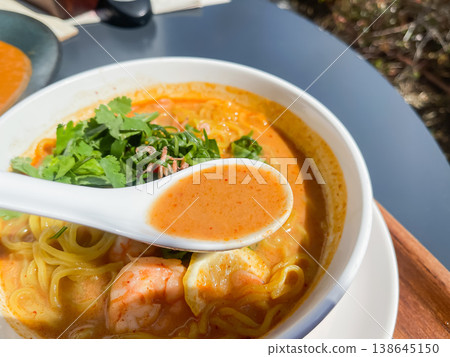 叻沙麵,以蝦子和蔥為主要食材的中國麵食。湯的特寫。 叻沙麵,以蝦子和蔥為主要食材的中國麵食。湯的特寫。 138645150