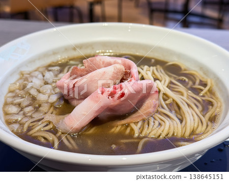 乾沙丁魚拉麵，上面放有切碎的洋蔥和叉燒肉。 138645151