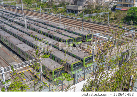 從大井町站的鐵軌上可以看到停靠在東京綜合車輛中心的山手線列車 [東京都品川區] 138645498