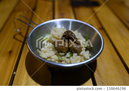 在露營地用燉牡蠣煮的米飯。 在露營地用燉牡蠣煮的米飯。 138646296