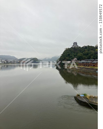 陰天下的木曾川和國寶犬山城景觀（愛知縣犬山市）[豎幅構圖] 138649572