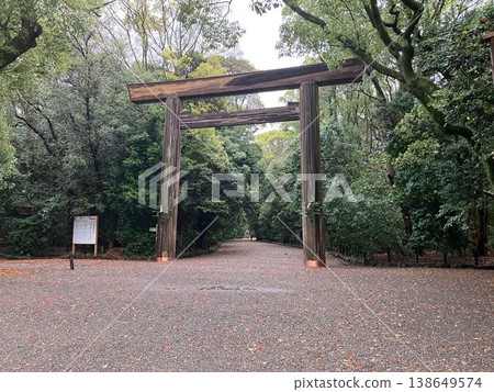 The main gate (Ichino-torii) of Atsuta Shrine and the tranquil scenery of the approach to the shrine (Nagoya City) 138649574