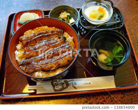在濱松品嚐烤鰻魚和鰻魚飯。 138654800