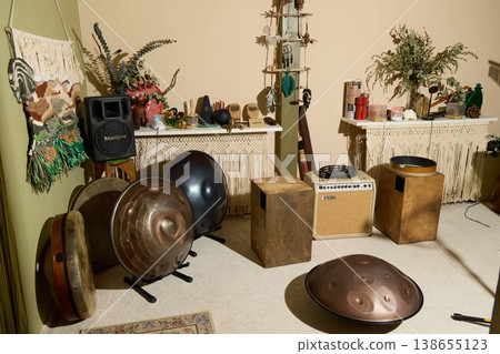 Warm ambiance created by musical instruments and cozy decorations 138655123