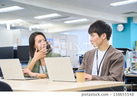 在免費辦公場所,幾位女企業家並排坐在電腦前,一邊工作一邊思考。 在免費辦公場所,幾位女企業家並排坐在電腦前,一邊工作一邊思考。 138655548