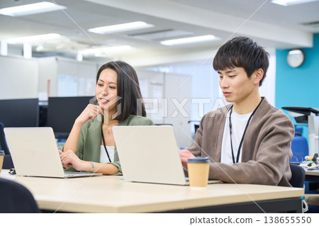 在免費辦公場所,幾位女企業家並排坐在電腦前,一邊工作一邊思考。 在免費辦公場所,幾位女企業家並排坐在電腦前,一邊工作一邊思考。 138655550
