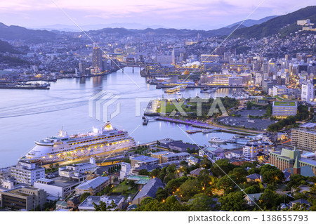 從鍋官山展望台眺望長崎美麗的夜景(長崎縣長崎市鍋官山) 從鍋官山展望台眺望長崎美麗的夜景(長崎縣長崎市鍋官山) 138655793