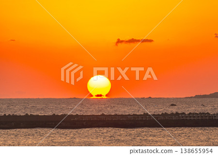 Daruma Sunrise: Yakushima Island, where gods reside (winter) Daruma Sunrise: Yakushima Island, where gods reside (winter) 138655954