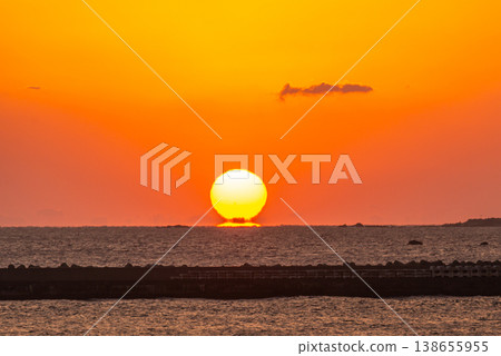 Daruma Sunrise: Yakushima Island, where gods reside (winter) Daruma Sunrise: Yakushima Island, where gods reside (winter) 138655955