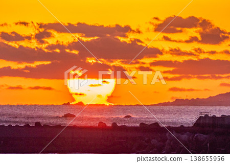 Daruma Sunrise: Yakushima Island, where gods reside (winter) Daruma Sunrise: Yakushima Island, where gods reside (winter) 138655956