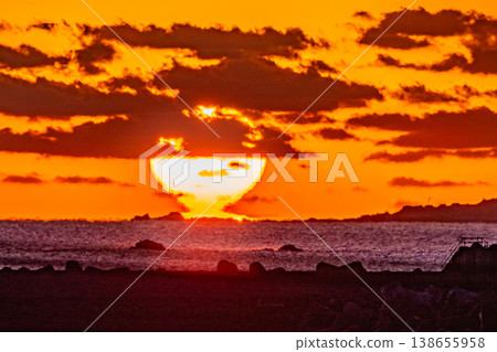 Daruma Sunrise: Yakushima Island, where gods reside (winter) Daruma Sunrise: Yakushima Island, where gods reside (winter) 138655958