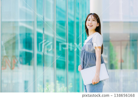 在辦公室工作的女商人 在辦公室工作的女商人 138656168