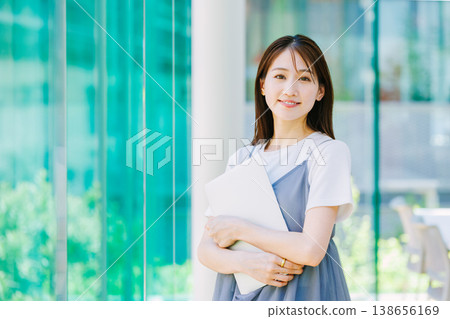 在辦公室工作的女商人 138656169