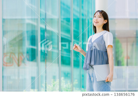 在辦公室工作的女商人 在辦公室工作的女商人 138656176