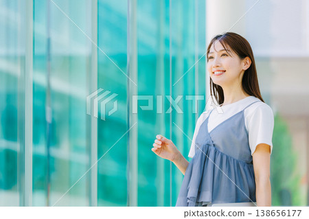 在辦公室工作的女商人 在辦公室工作的女商人 138656177