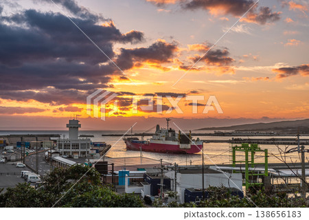 黎明時的宮之浦港，屋久島，神靈居住的地方（冬天） 138656183
