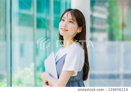 Business woman working in the office Business woman working in the office 138656219