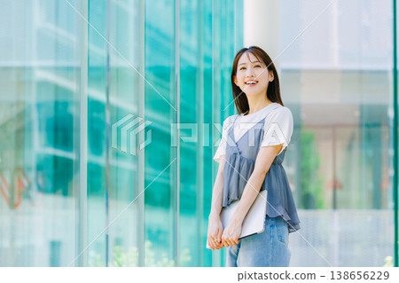 在辦公室工作的女商人 138656229