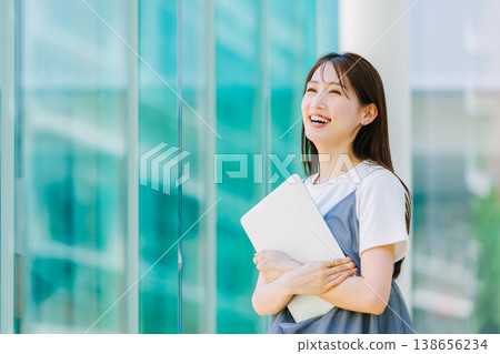 Business woman working in the office 138656234
