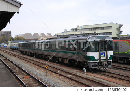 一輛KiHa 185系列柴油動車組（採用日本國鐵復古塗裝）停放在德島車輛段，該車輛段保留了許多日本國鐵時代的風貌。拍攝於2026年2月20日。 138656402