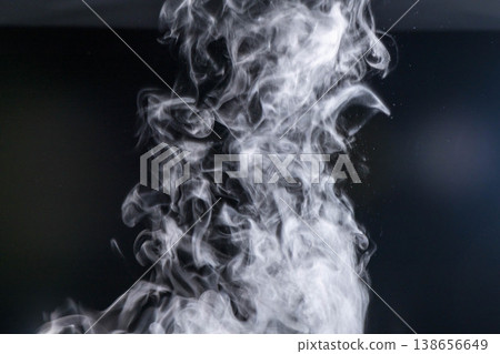 煙霧在黑色背景下飄動 138656649