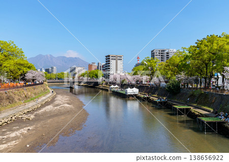 俯瞰小月川和櫻島的春日景色(留有空白區域) 俯瞰小月川和櫻島的春日景色(留有空白區域) 138656922
