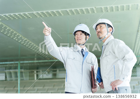 檢查建築物的工程師 檢查建築物的工程師 138656932