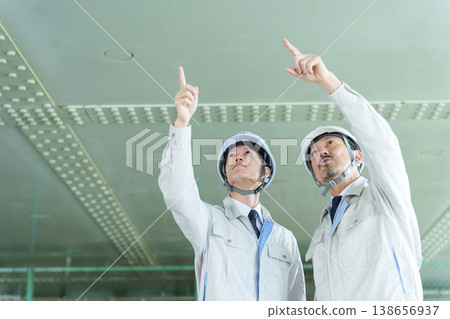 檢查建築物的工程師 138656937