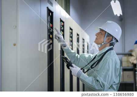 圖為大樓維修人員手持平板電腦檢查大樓的電氣設備 圖為大樓維修人員手持平板電腦檢查大樓的電氣設備 138656980