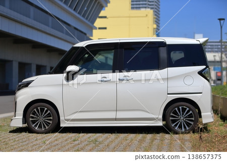 White compact tall wagon (image) 138657375