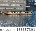 Houseboat 138657391
