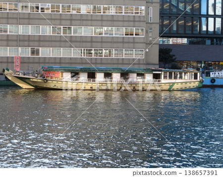Houseboat Houseboat 138657391