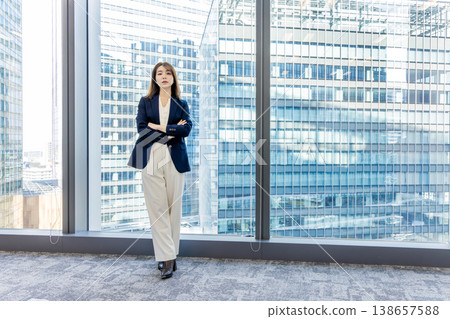 一位雙臂交叉的混血女性。 138657588