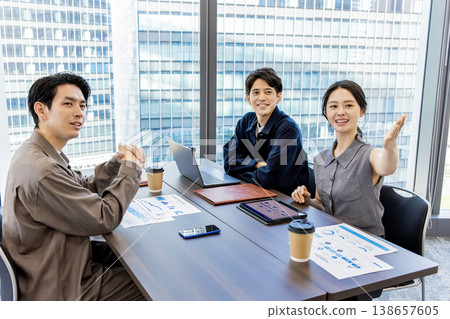 開會的年輕商人 138657605