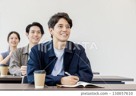 參加研討會和課程的男士和女士 138657610