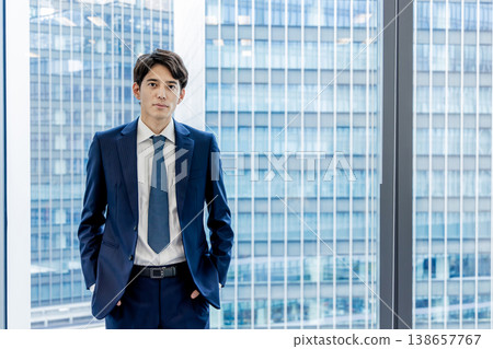 商務人士在辦公室工作,背景是一棟漂亮的建築。 商務人士在辦公室工作,背景是一棟漂亮的建築。 138657767
