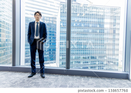 商務人士在辦公室工作,背景是一棟漂亮的建築。 商務人士在辦公室工作,背景是一棟漂亮的建築。 138657768