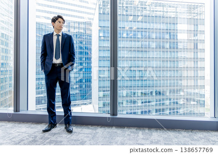 商務人士在辦公室工作，背景是一棟漂亮的建築。 138657769