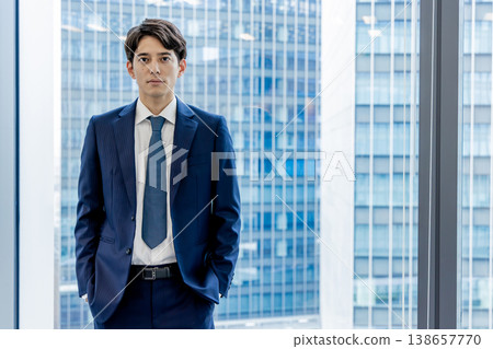 商務人士在辦公室工作，背景是一棟漂亮的建築。 138657770