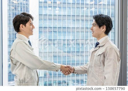 建築工人握手 138657790