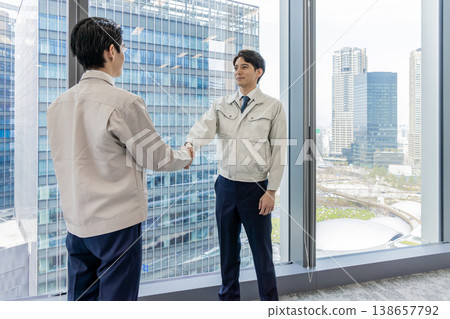 建築工人握手 138657792