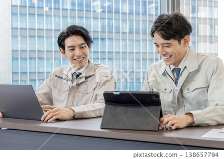 穿著工作服的員工 穿著工作服的員工 138657794