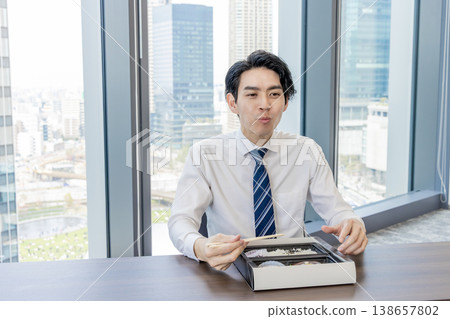 商人們在會議室吃午餐 商人們在會議室吃午餐 138657802