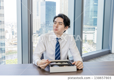 商人們在會議室吃午餐 商人們在會議室吃午餐 138657803