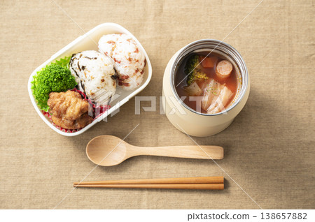 罐裝湯午餐:蔬菜湯 罐裝湯午餐:蔬菜湯 138657882